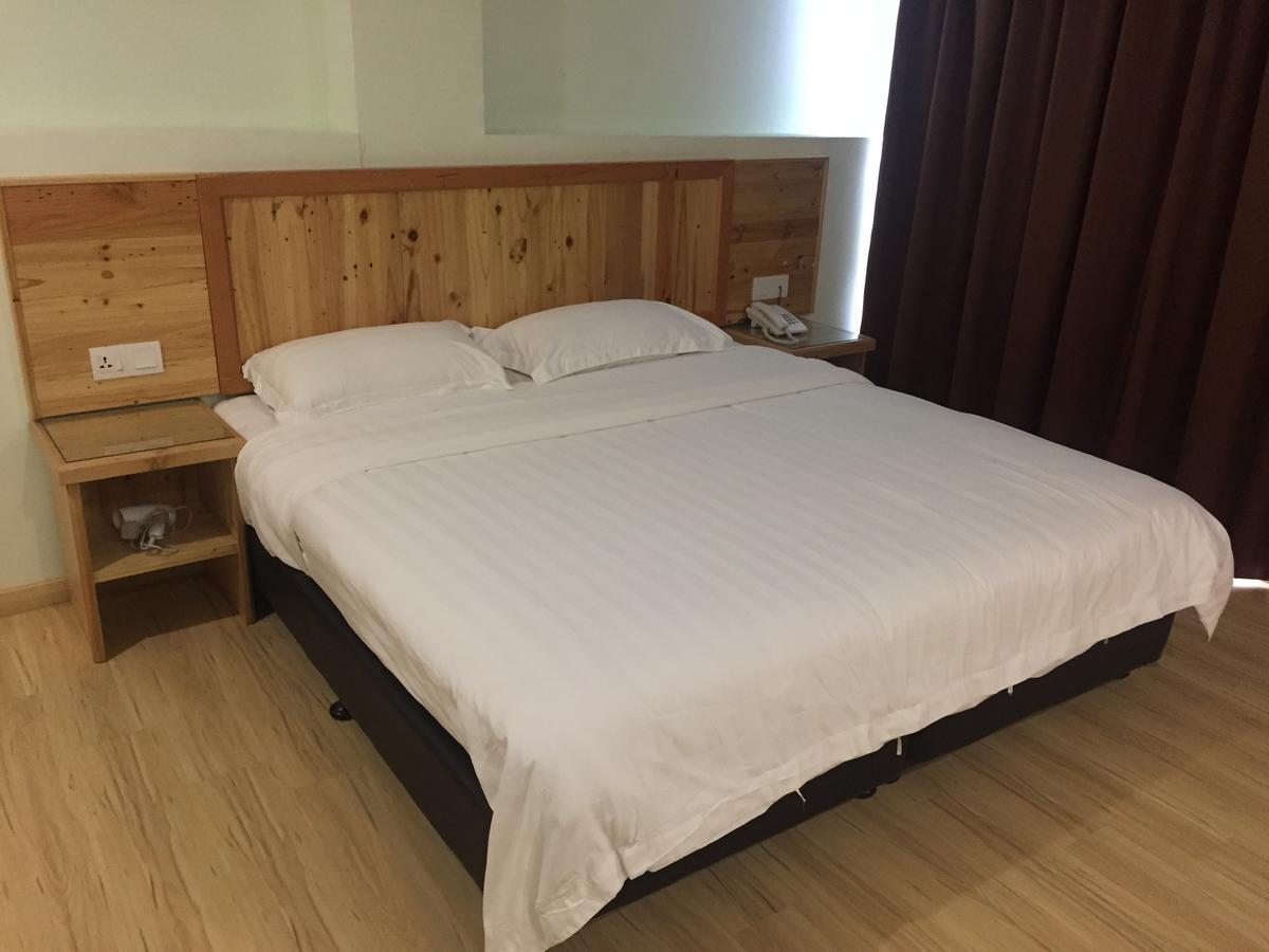 Semerah Garden Hotel Pontian Kecil Kültér fotó