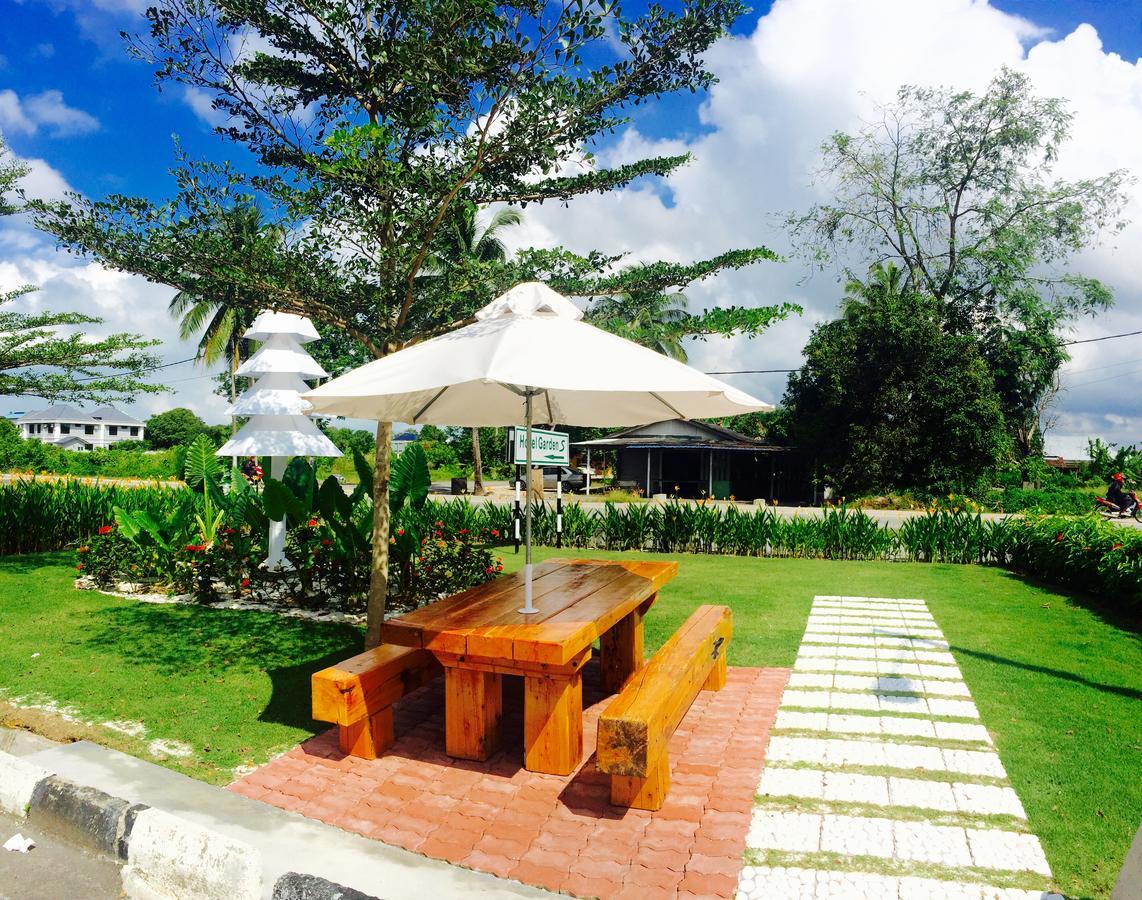 Semerah Garden Hotel Pontian Kecil Kültér fotó